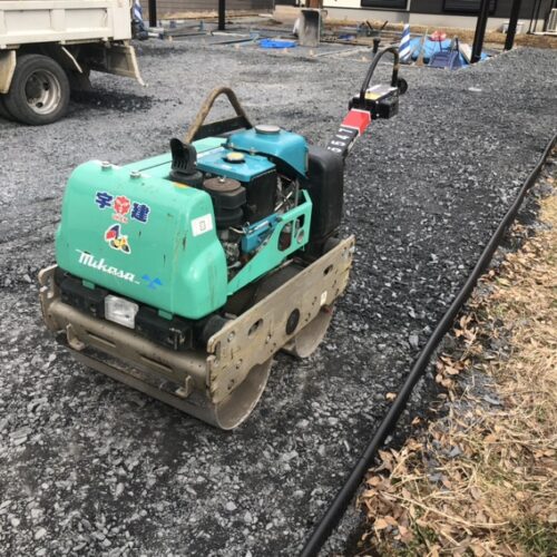 駐車場部分の砕石入れ転圧作業となります。