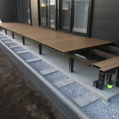 ウッドデッキ組立です。