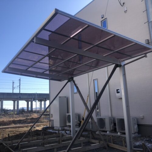 本日はお客様の家具家電の搬入となりますがようカーポートの屋根張り作業完了です。