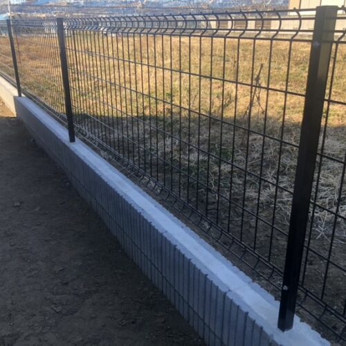 フェンスの取付け完了です。またお待たせ致しました駐車場のコンクリート打設作業は今週の予定となります。