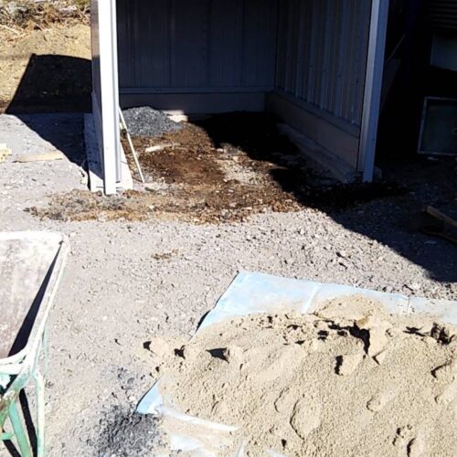 バイク保管庫内のコンクリート下地砕石入れ作業となります。