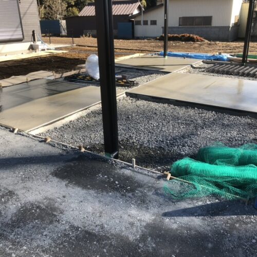 駐車場の1回目のコンクリートの打設作業となります。