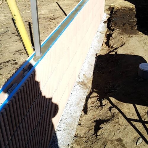 ブロック天端ならし作業です。