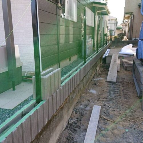 フェンス支柱建てです。