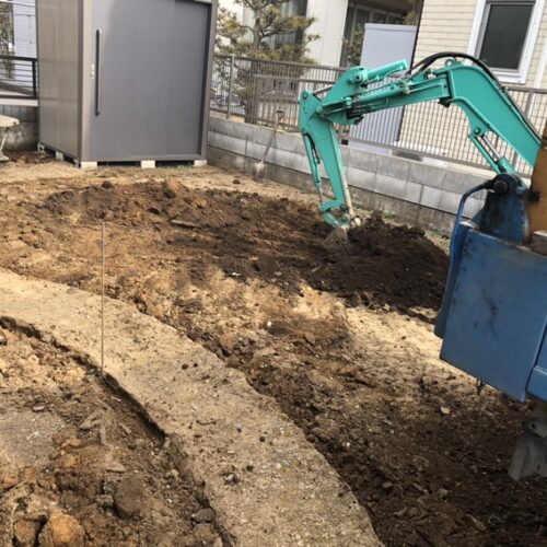 本日より工事着工開始となりました。駐車場部分よりの掘削作業となります。