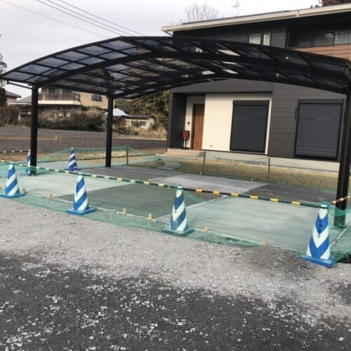 駐車場の土間コンクリートの養生となります。