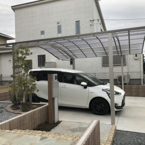 駐車場のカーポート工事完了となります。