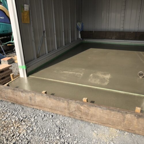 バイク保管庫内のコンクリートの養生となります。