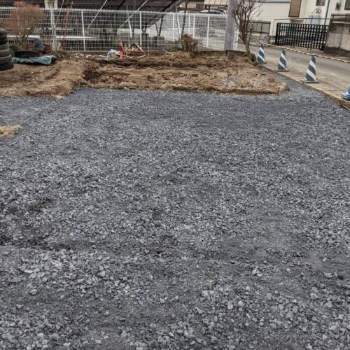 駐車場砕石敷きです。