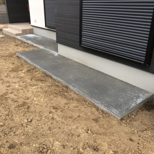 犬走りコンクリート打設後の養生となります。