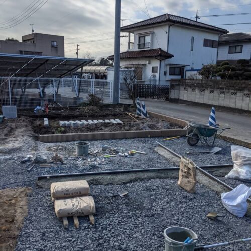 ブロック積み作業です。