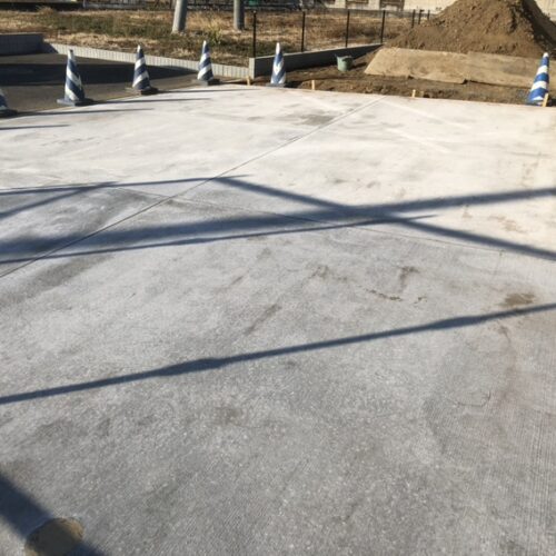駐車場の土間コンクリートの養生となります。