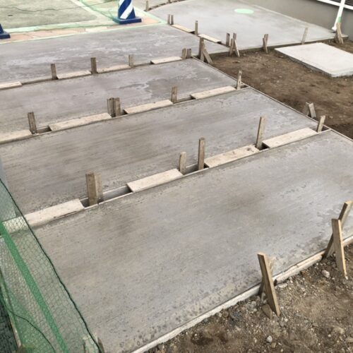 駐車場の土間コンクリートの養生中となります。