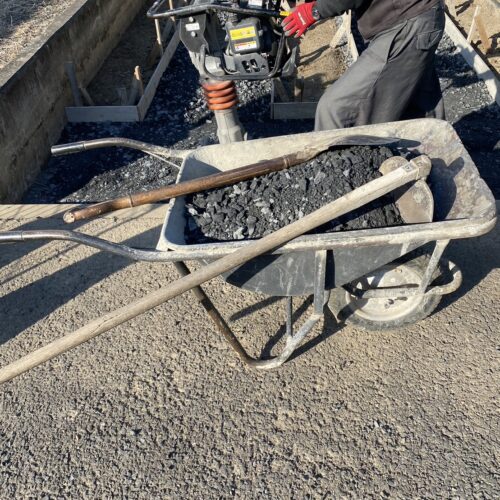 砕石転圧です。