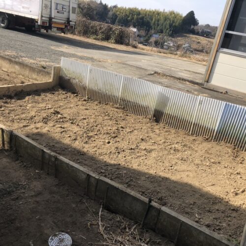 建物廻りの6号砕石下地のスキトリ作業完了です。
