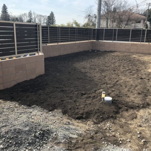 お庭の土均し作業となります。