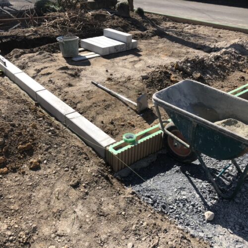 コンクリート縁石の敷設となります。