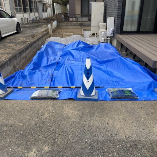 ブルーシートにて養生です。