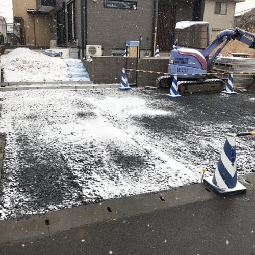 今日は朝から雪模様のお天気となってしまいました。本日の作業はお休みとなります。