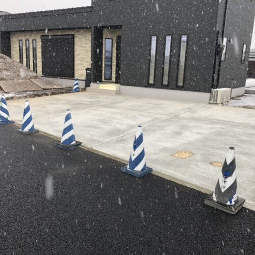 朝から雪が舞うお天気となってしまいました。本日の工事作業はお休みとなります。