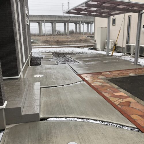 昨日は植栽工事の作業予定でしたが雪の為タマリュウの植え込み作業は中止となります。