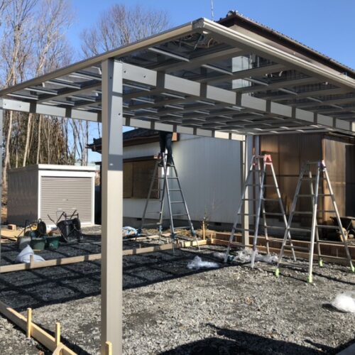 駐車場カーポートの屋根張り作業となります。