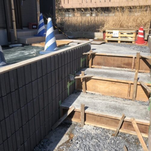 階段型枠コンクリートの養生となります。