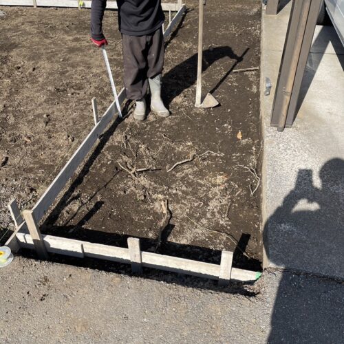 アプローチ平板床付です。