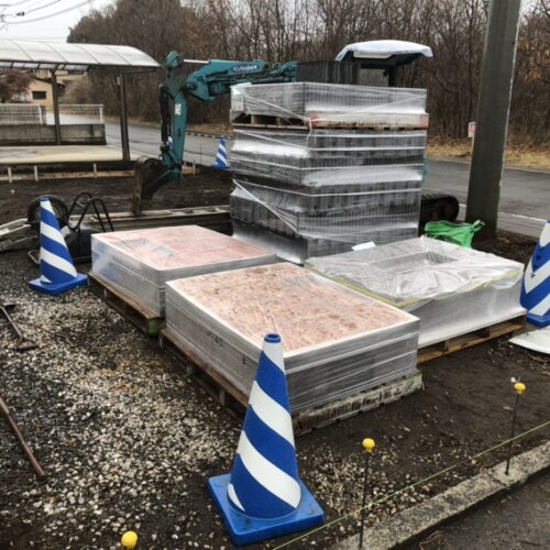ブロック等の材料が現場へ搬入となります。