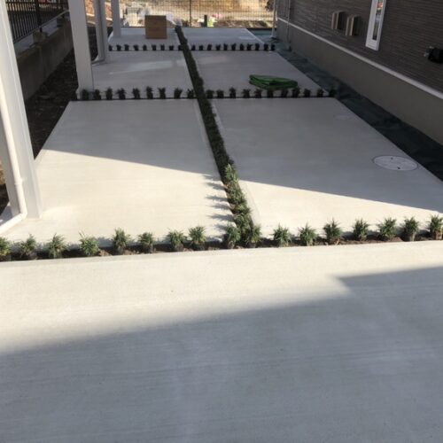 駐車場コンクリート見切りへのタマリュウの植え込み作業となります。