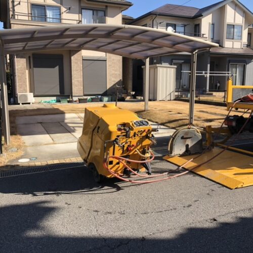 お庭の菜園工事となります。まずは既存コンクリート撤去の為のカッター入れ作業となります。