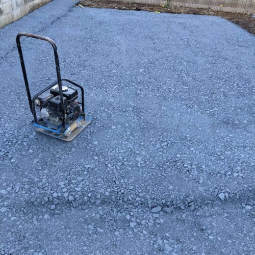 砕石転圧です。