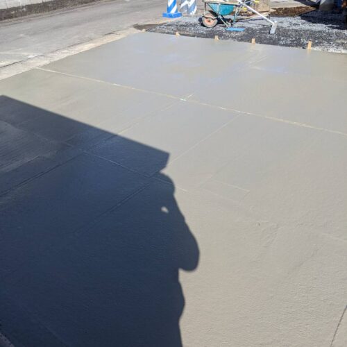 駐車場土間コンクリート打設です。