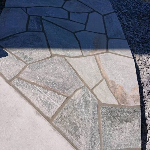 アプローチ天然石のメジ入れです。