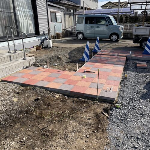アプローチ平板施工です。