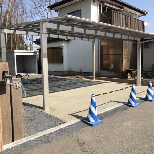 表札の取付けを致しまして作業は完了となります。駐車場のコンクリートの養生となります。