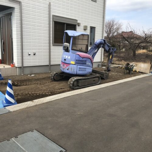 お待たせを致しました。本日より工事着工となります。重機を回送して掘削準備開始です。