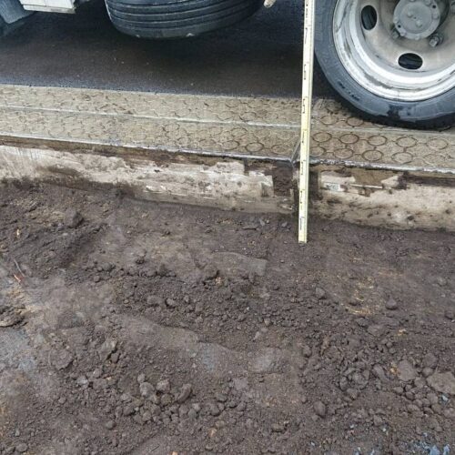 側溝際の掘削です。