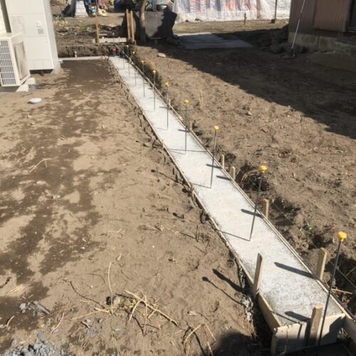 境界側のブロックベースコン打設後の養生となります。