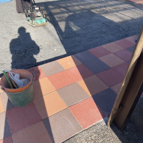 土間砕石不陸転圧です。