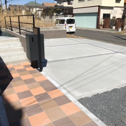 駐車場の土間コンクリートの養生完了となります。お車を入れて頂きまして駐車場をご使用ください。