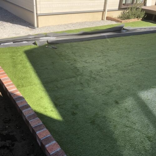 人工芝張り作業完了となります。