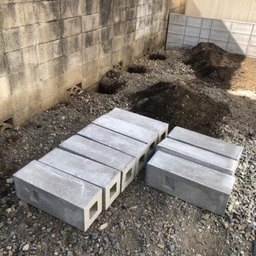 お庭側のフェンス工事の柱基礎の掘削作業となります。