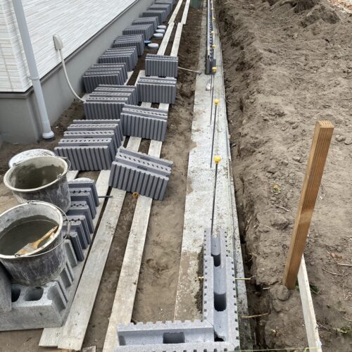 ブロック積みです。