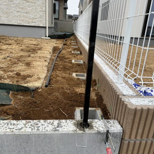 東側の目隠しフェンスの束石です。