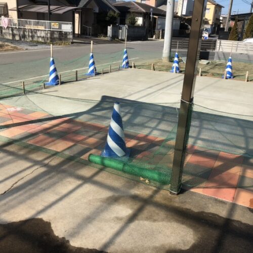 駐車場の土間コンクリートの養生中となります。