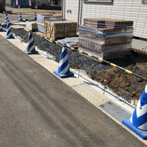 ブロック材料の搬入となります。次はブロック積み作業と進んで参ります。