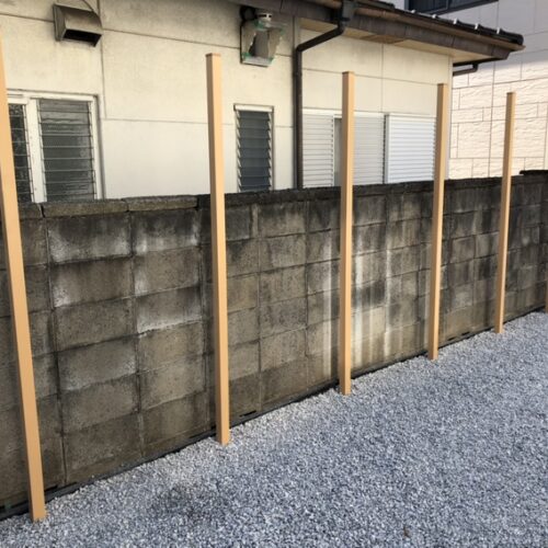 フェンス柱の建て込み作業となります。