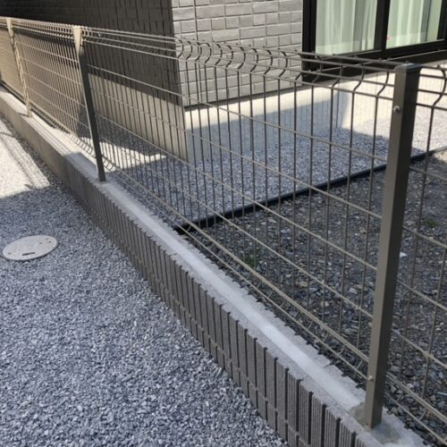 東側の境界フェンスの設置完了です。