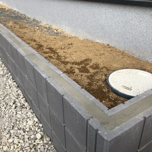 ブロックの天端均し完了です。